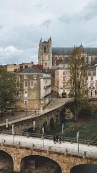 couple heureux dînant restaurant japonais