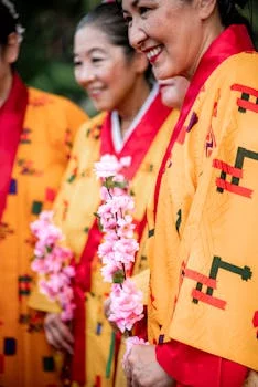 chef japonais souriant en kimono traditionnel