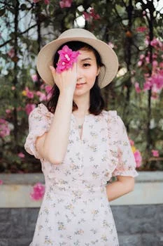 jeune femme sommelier présentant saké japonais