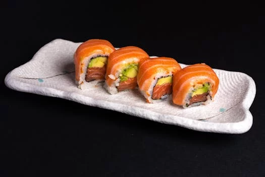 sushi saumon frais avocat concombre